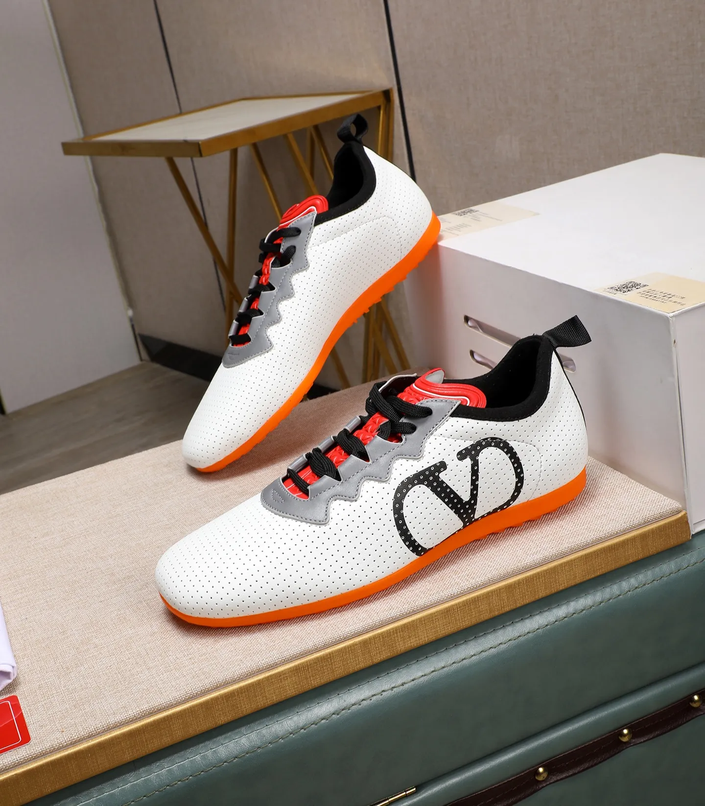 Men's Men's Shoes 💰620 VALENTINO 🌹🌹🌹2025 Valentino's latest spring sneakers! The counter 🔥 recommends RUNBOOT, which is lightweight and comfortable. It has a multi-functional design that integrates blue sneakers, running shoes, and fashionable sneakers to create a cool on-foot effect. ♥️♥️Fashionable sneakers that are sought after by many popular celebrities and fashion influencers♥️♥️. 👉All-round original 1:1 high-end production 👉Fabrics: Two options: delicate, soft and comfortable eyelet lambskin and high-end technical fabrics 👍Super soft suede special lining inside 👍Outsole wear-resistant TPU material 👍Full set of original counter packaging
